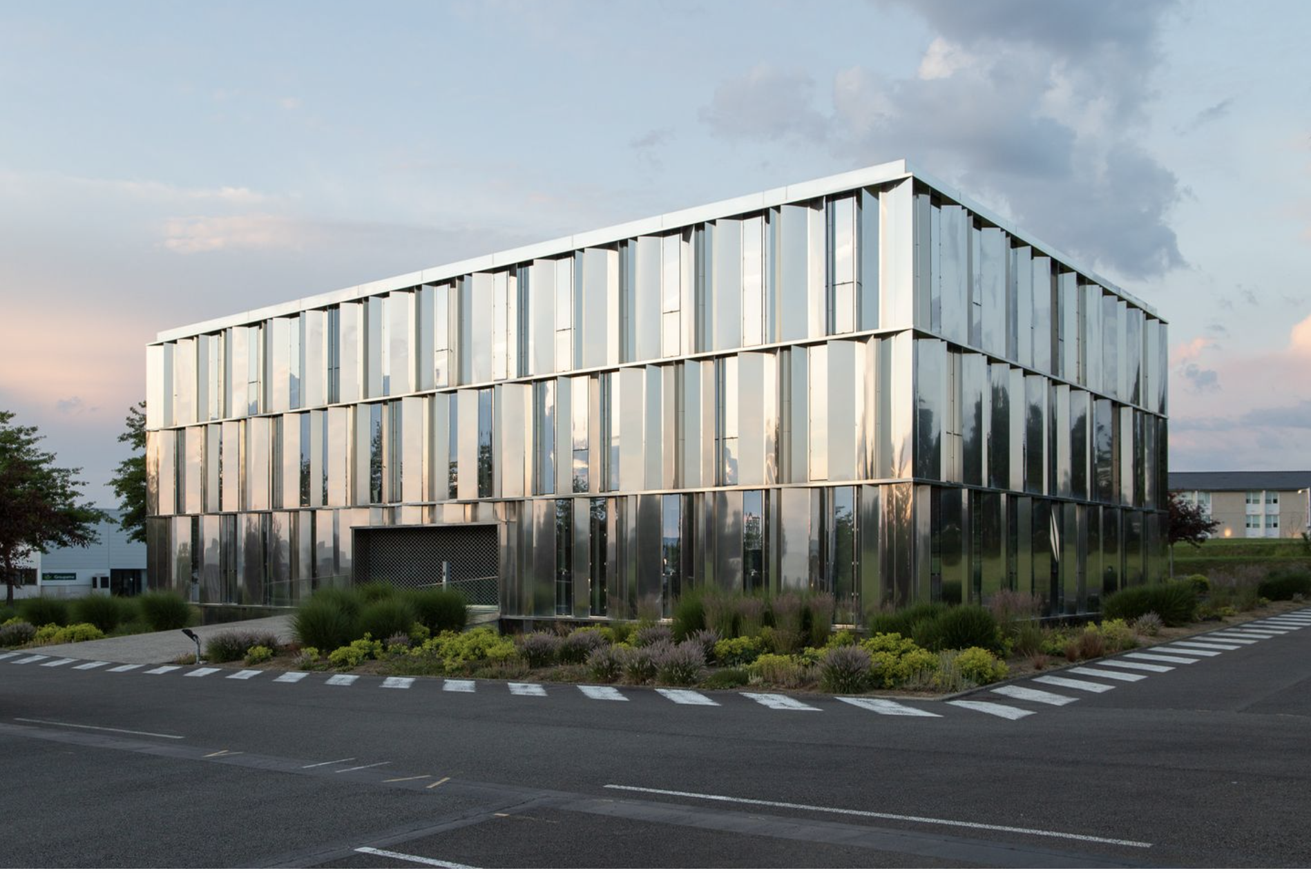 Vue architecturale d’un bâtiment d’activités à Laval