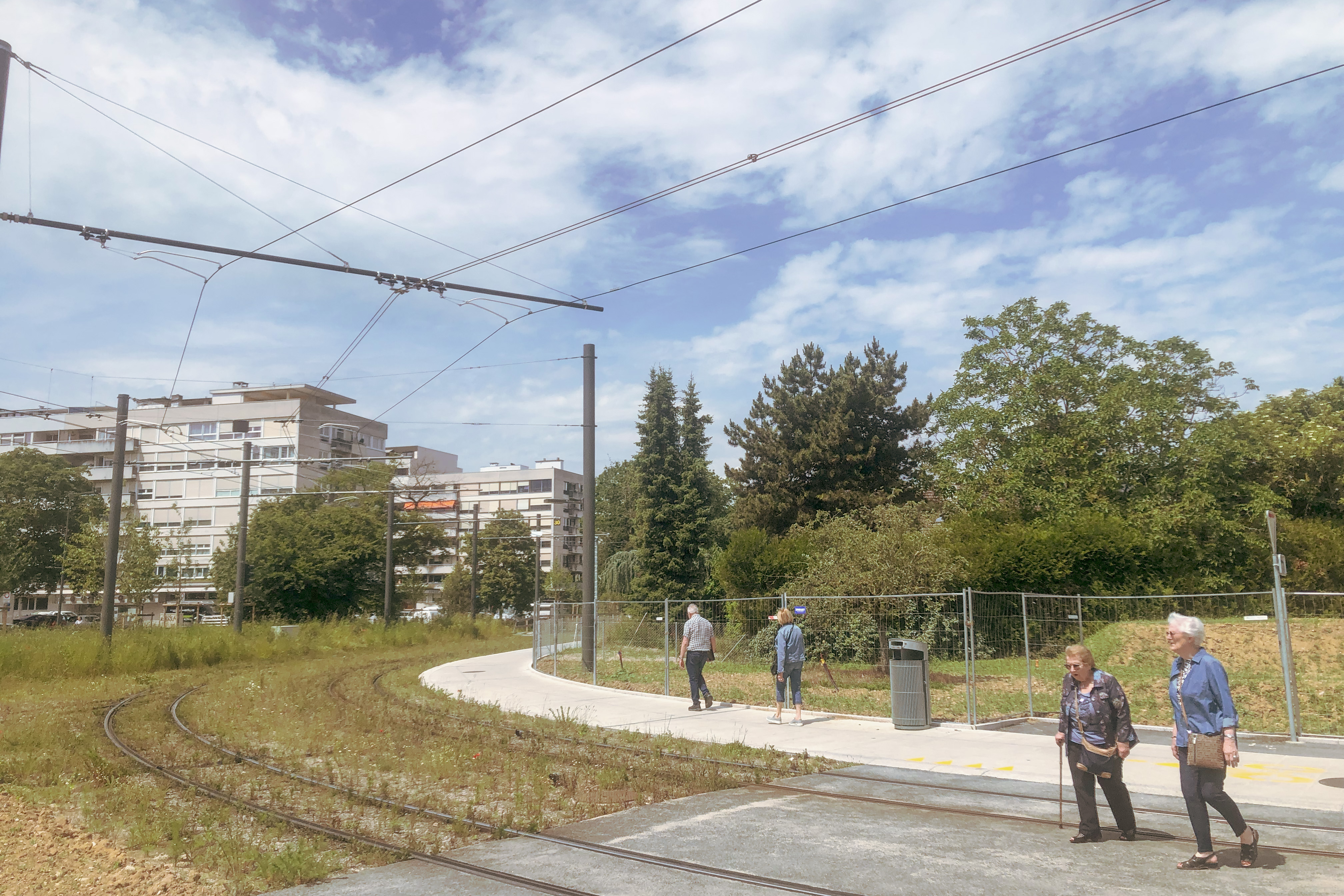 Voies de tramway et cheminements piétons dans le quartier des Semailles à Lancy