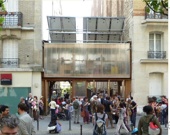 Petite structure contemporaine insérée dans une rue dense et animée